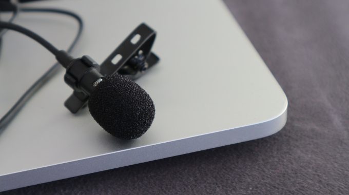 How to Choose the Right Microphone for Voice Recording?